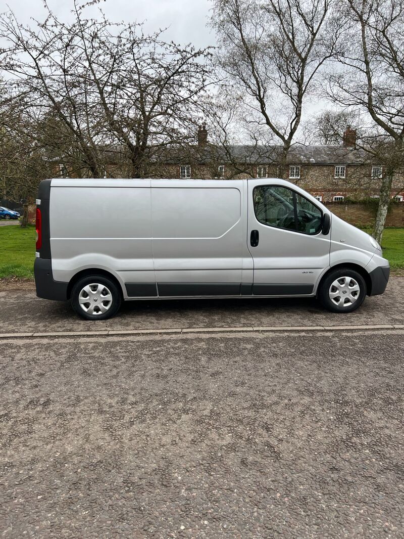 RENAULT TRAFIC LL29 DCI SR PV EXTRA 2014